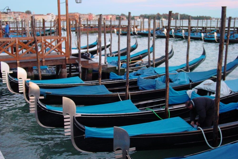 Venedig, Gondeln am Steg im Abendlicht