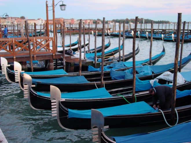 Venedig, Gondeln am Steg im Abendlicht