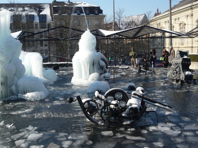 Eis und Schnee auf einem Brunnen in Basel.