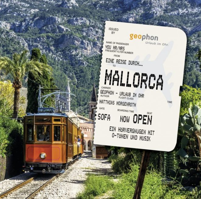 Cover Hörbuch Mallorca; Historische Bahn vor den Bergen der Serra Tramuntana.