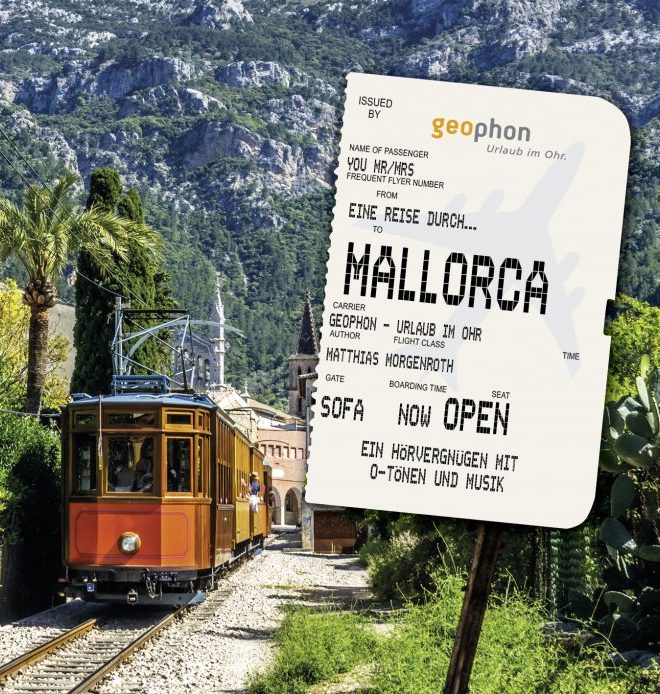 Cover Hörbuch Mallorca; Historische Bahn vor den Bergen der Serra Tramuntana.