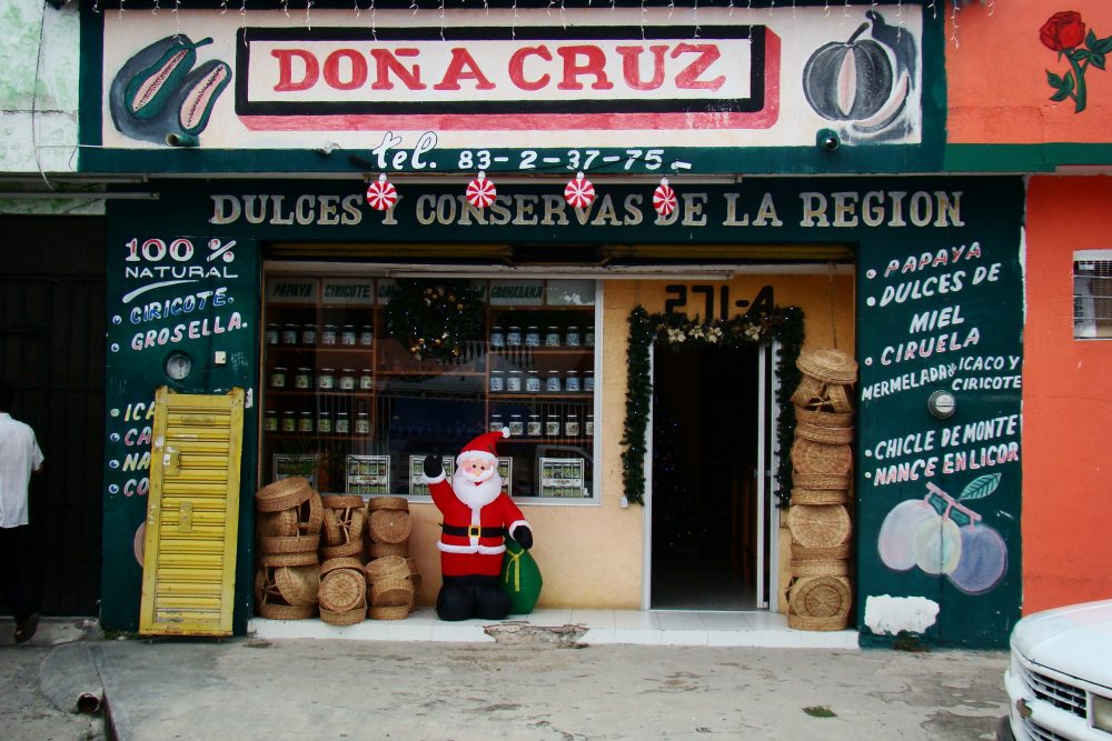 Ein Weihnachtsmann vor einem Geschäft in Mexiko
