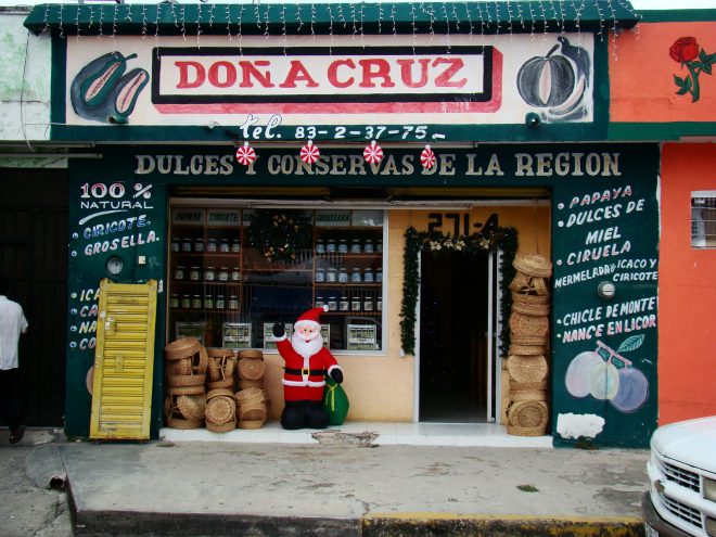 Ein Weihnachtsmann vor einem Geschäft in Mexiko