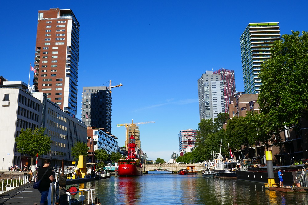 Ansicht des alten Hafens in Rotterdam an einem sonnigen Tag.