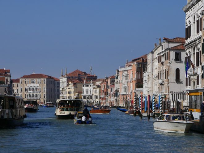 Zu sehen ist der Canal Grand in Venedig mit Schiffsverkehr.