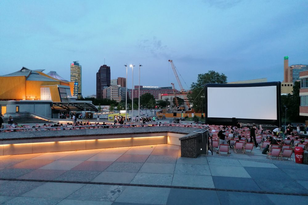 Freiluftkino in Berlin am Kulturforum in der Nähe vom Potsdamer Platz.