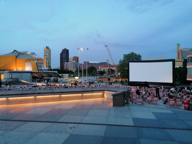 Freiluftkino in Berlin am Kulturforum in der Nähe vom Potsdamer Platz.