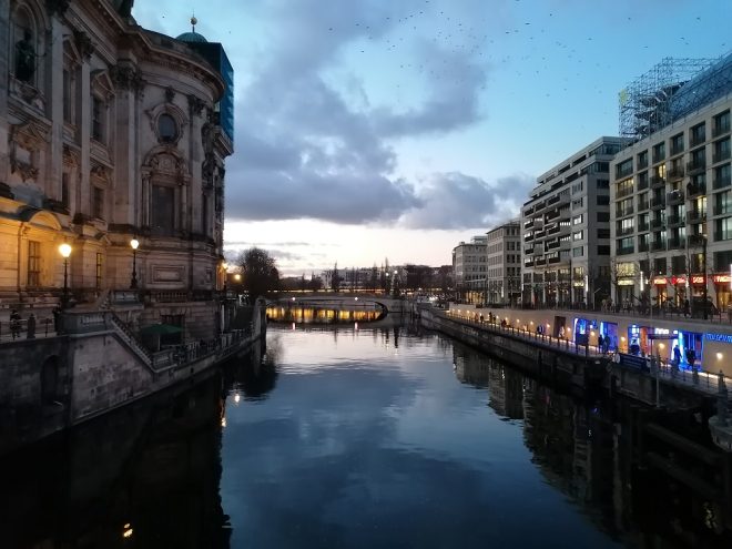Abendstimmung an der Spree in Berlin.