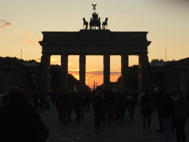 Brandenburger Tor im Sonnenuntergang.