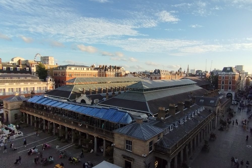 Blick auf den Covent Garden von der Terrasse der Royal Opera in London.