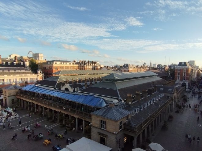 Blick auf den Covent Garden von der Terrasse der Royal Opera in London.