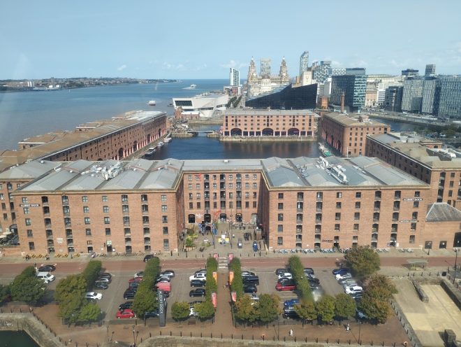 Blick auf die Albert Docks in Liverpool vom Riesenrad.