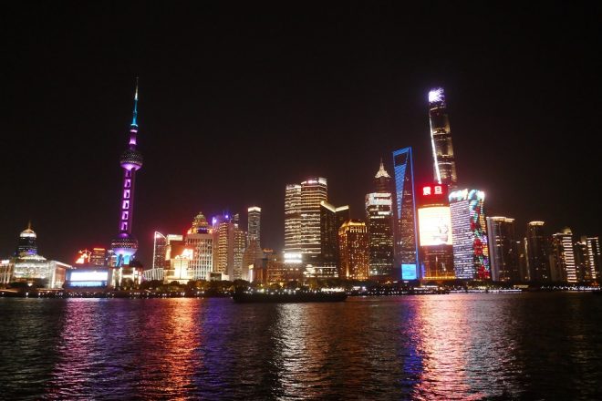 Shanghai Promenade bei Nacht.