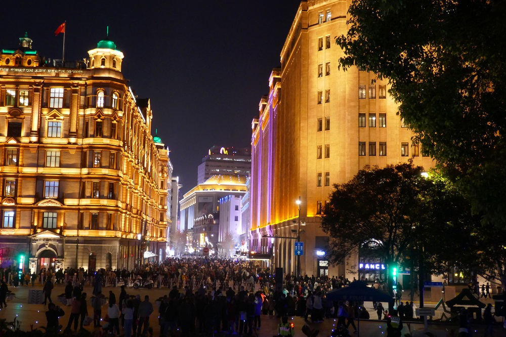 Bilck in die großé Einkaufsstraße in Shanghai am Abend.