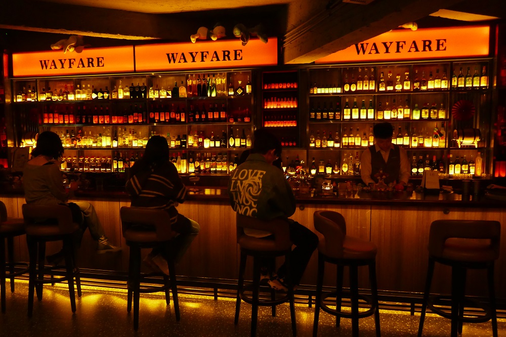 Atmosphäre in einer Bar in Wuhan, China.