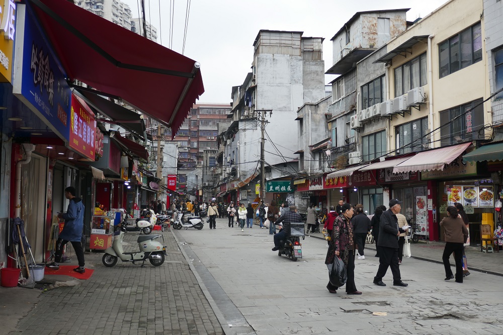 Straßenzug in Wuhan, China.