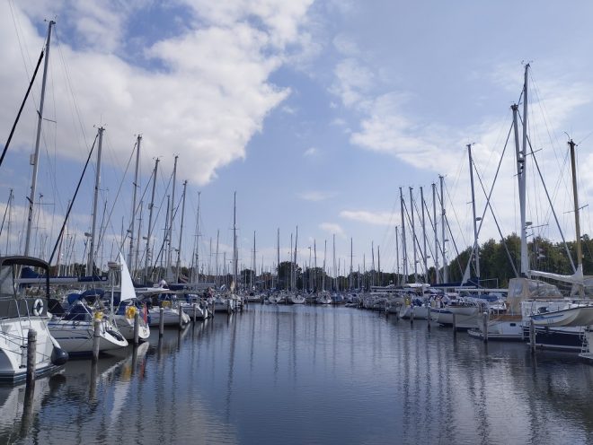 Hafen in Brouwershaven in den Niederlanden.