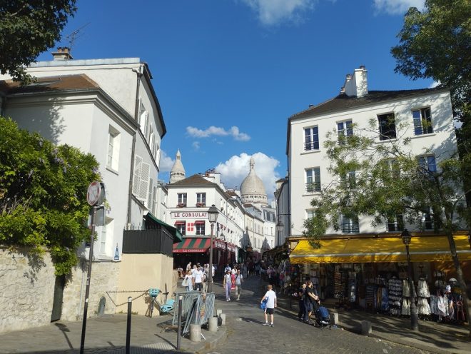 In Paris: Platz im Viertel Monmatre.