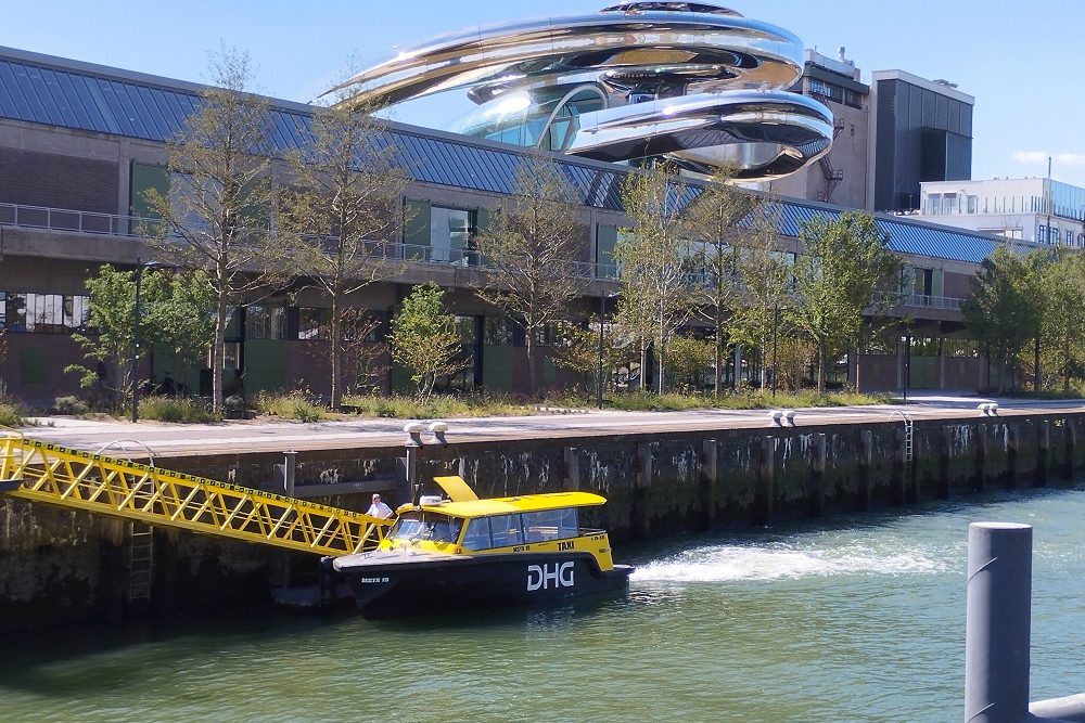 Museum in Rotterdam mit einem Wassertaxi davor.