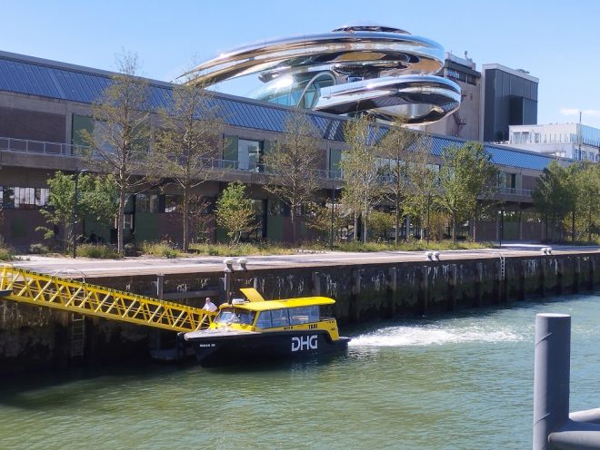 Museum in Rotterdam mit einem Wassertaxi davor.