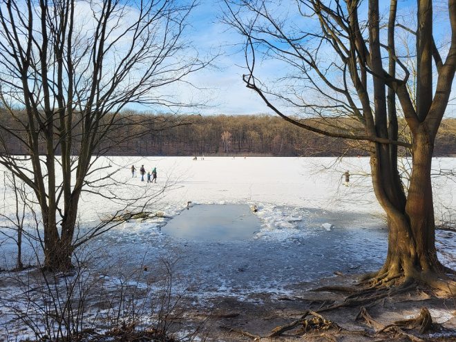 Berlin Schlachtensee vereist mit einem Loch zum Baden.
